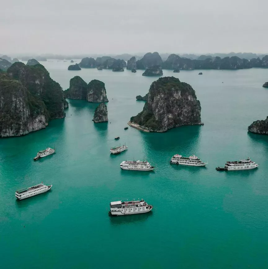 kreuzfahrtschiffe in der halong bucht in vietnam