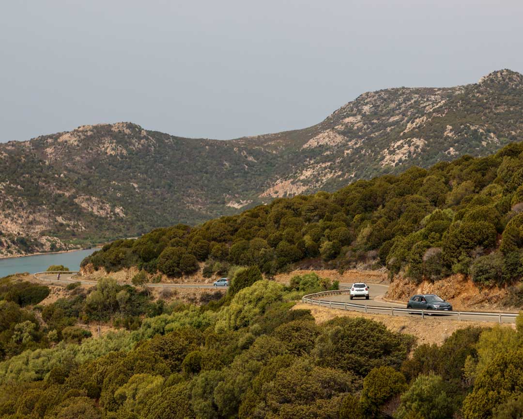 kuestenstrassen auf sardinien sind manchmal etwas kurvig aber gut kuestenstrassen auf sardinien sind manchmal etwas kurvig aber gut