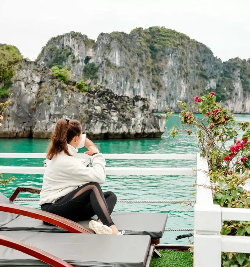 landschaft beobachten waehrend der mini kreuzfahrt in der bai tu long bucht landschaft beobachten waehrend der mini kreuzfahrt in der bai tu long bucht