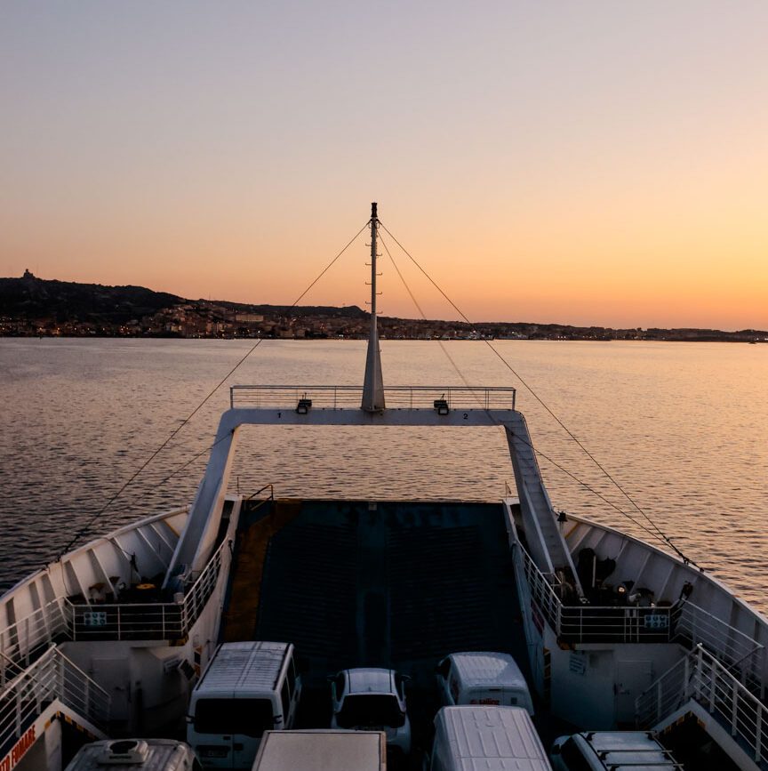 mit dem mietwagen auf die faehre nach la maddalena