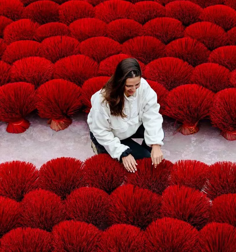 nina zwischen getrockneten raeucherstaebchen nina zwischen getrockneten raeucherstaebchen