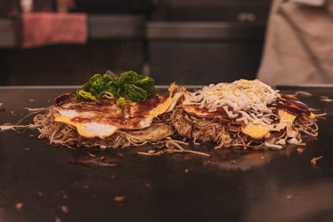 okonomiyaki fertig zum servieren