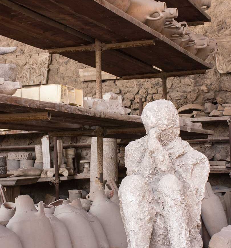 Plastik im Garten der Flüchtenden