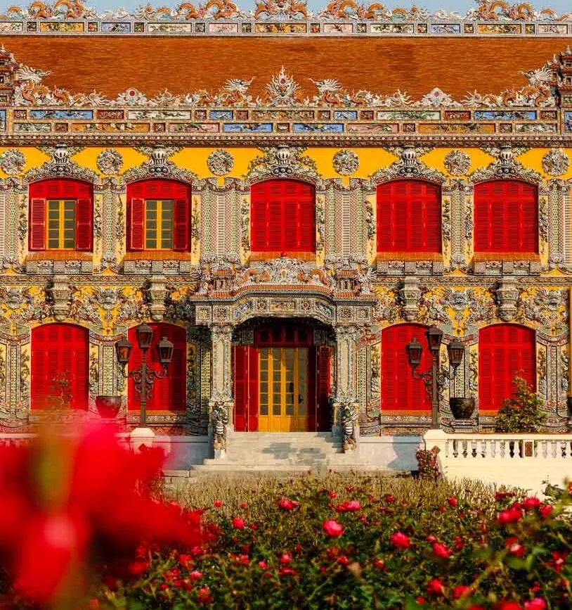 pompoeses hauptgebaeude im kaiserpalast in hue pompoeses hauptgebaeude im kaiserpalast in hue