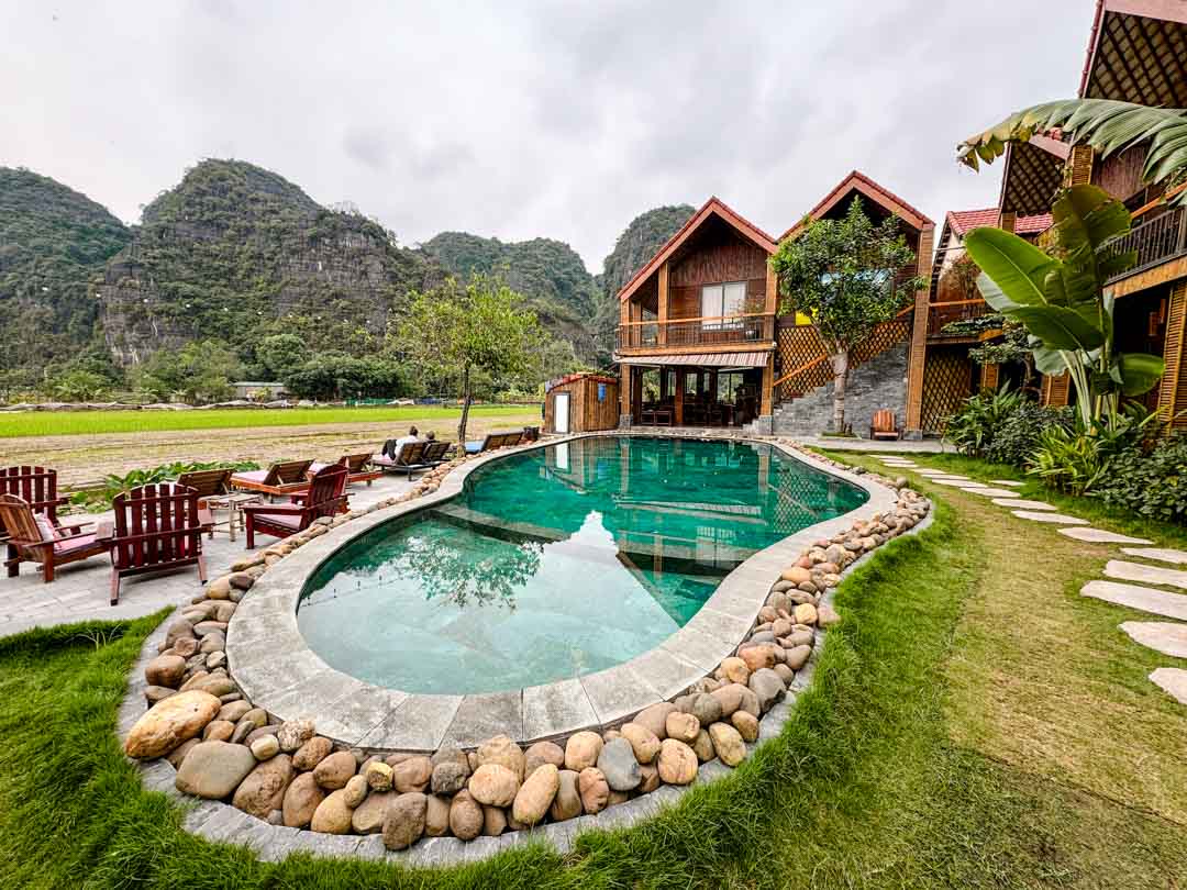 pool mit kalkfelsen im hintergrund im tam coc windy fields pool mit kalkfelsen im hintergrund im tam coc windy fields