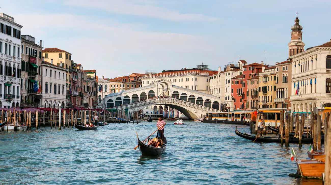 Rialtobrücke in Venedig mit Gondoleur