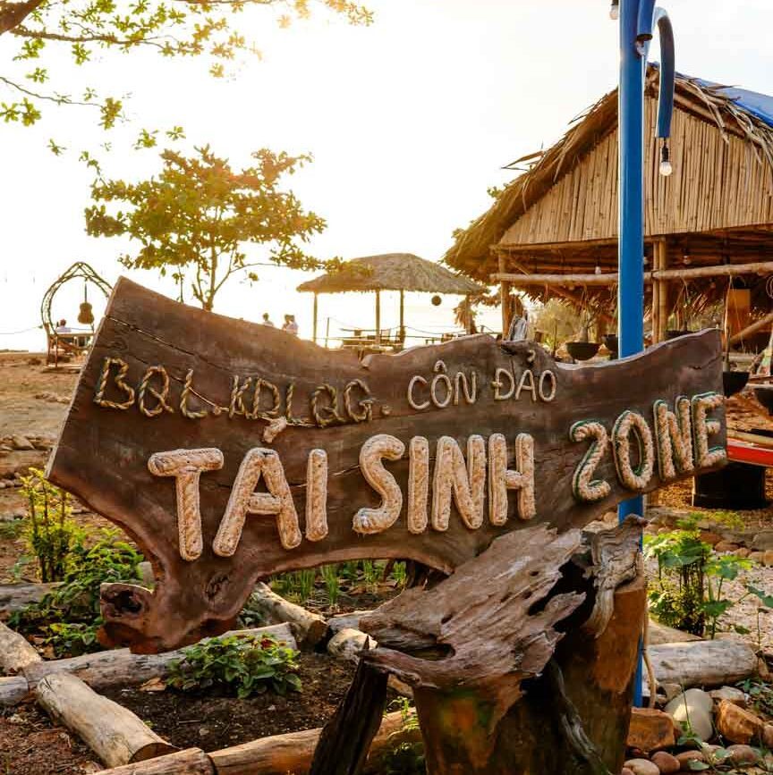 schoenes cafe mit blick richtung sonnenuntergang auf con dao