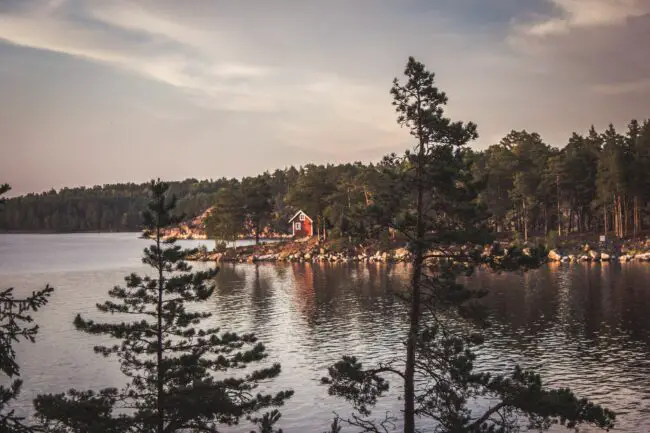 Schweden Seenlandschaft mit Hütte