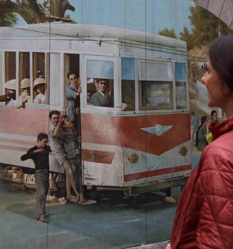 street murals bei der train street in hanoi