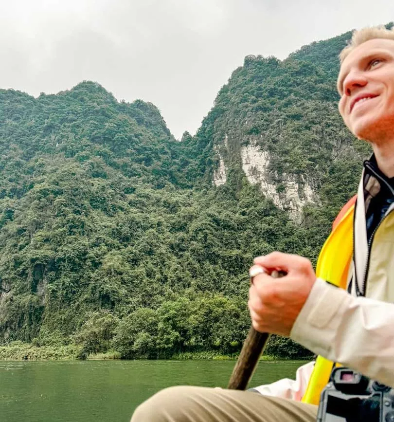 tom paddelt bei trang an bootsfahrt vietnam tom paddelt bei trang an bootsfahrt vietnam