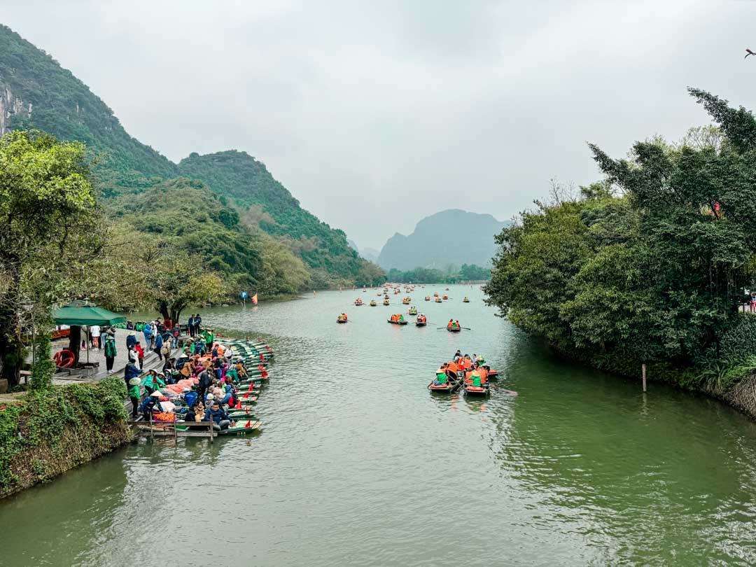 trang an bootsfahrt viele tourisiten beim eingang trang an bootsfahrt viele tourisiten beim eingang