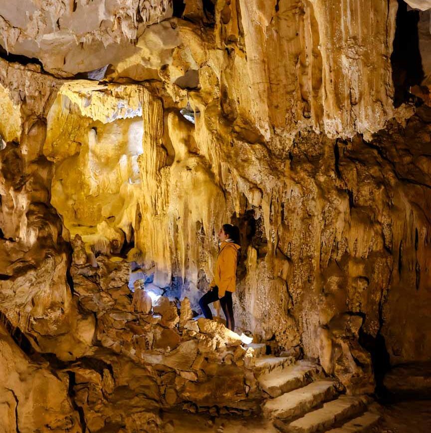 tropfsteinhoehle in bai tu long bucht vietnam