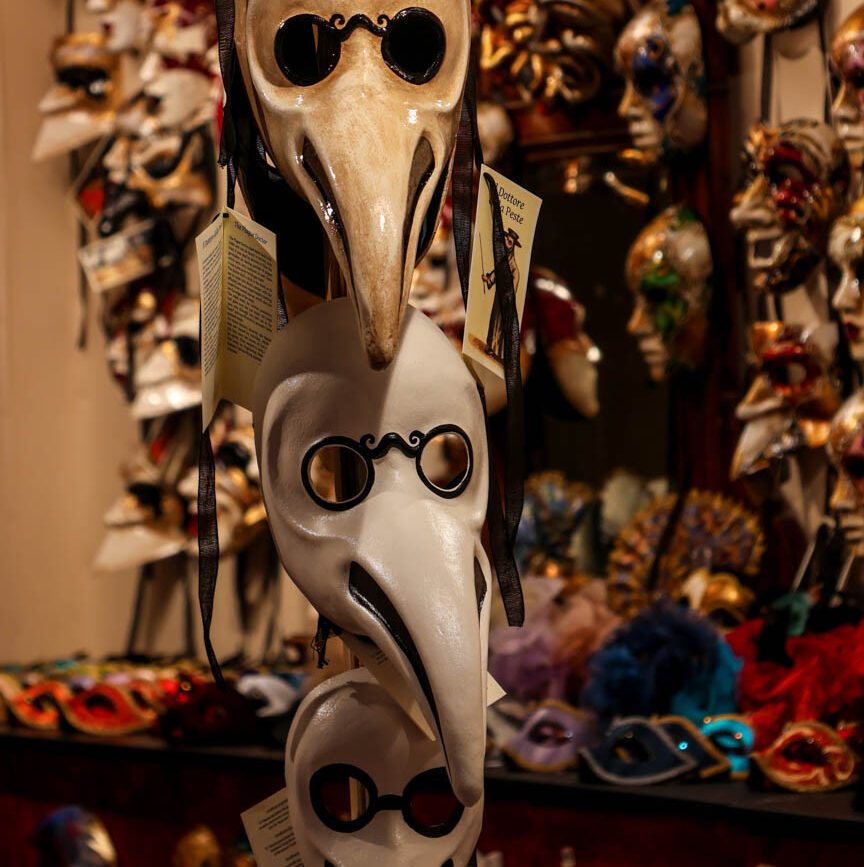 Venezianische Masken mit Brille im Venedig shop