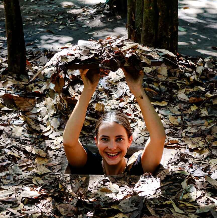 versteckter eingang im dschungel zu cu chi tunnel vietnam