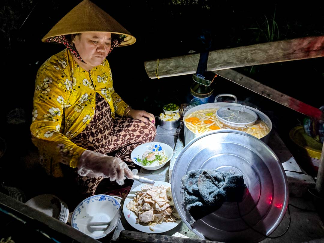 vietnamesin kocht auf boot pho suppe vietnamesin kocht auf boot pho suppe