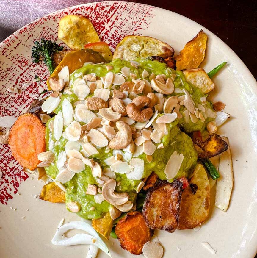 vietnamesisches grillgemuese mit avocado an oi cafe restaurant