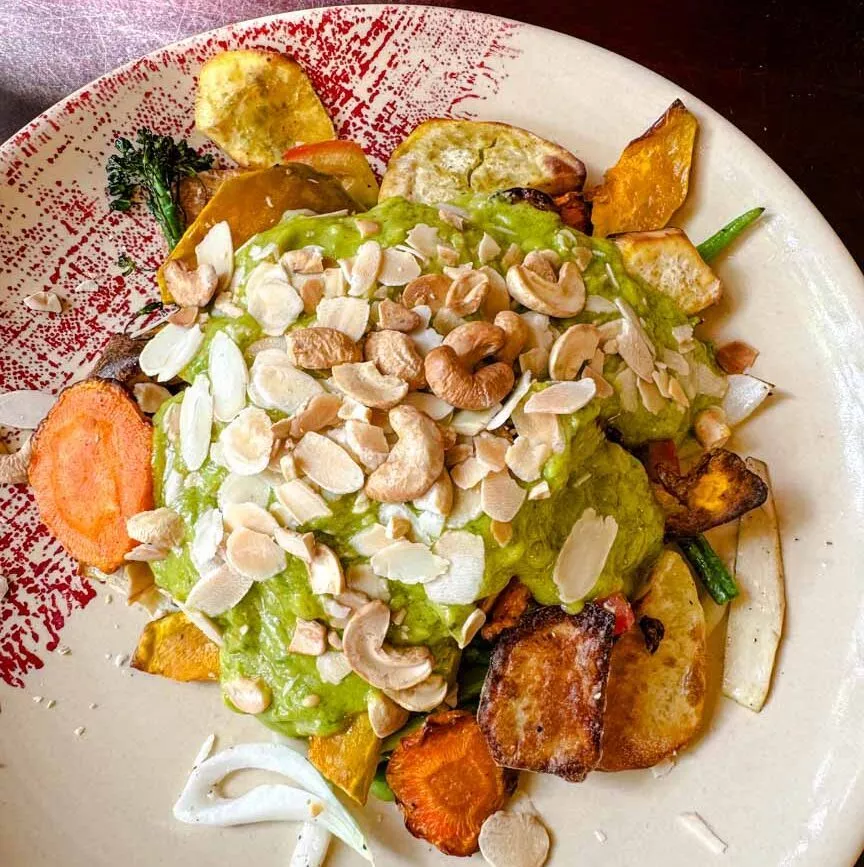 vietnamesisches grillgemuese mit avocado an oi cafe restaurant vietnamesisches grillgemuese mit avocado an oi cafe restaurant