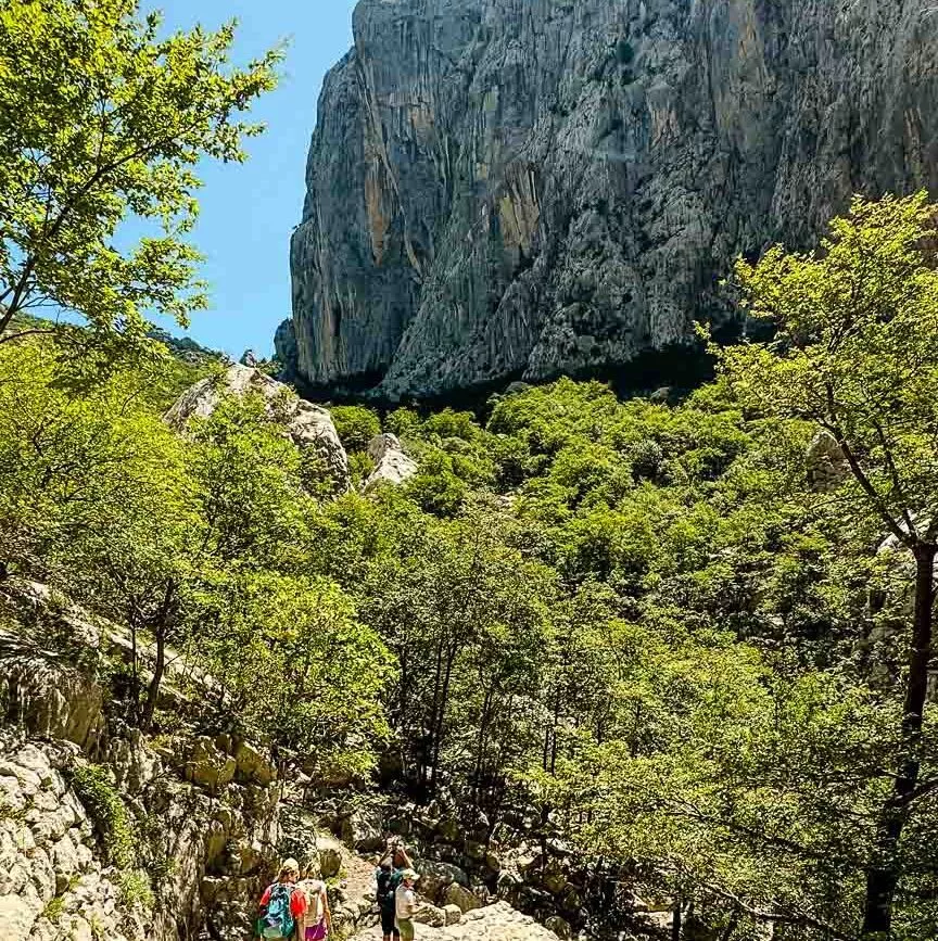 wanderung velika schlucht bei zadar steile felswaende
