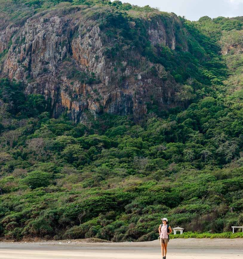 wanderung zur dam tre bay am strand entlang
