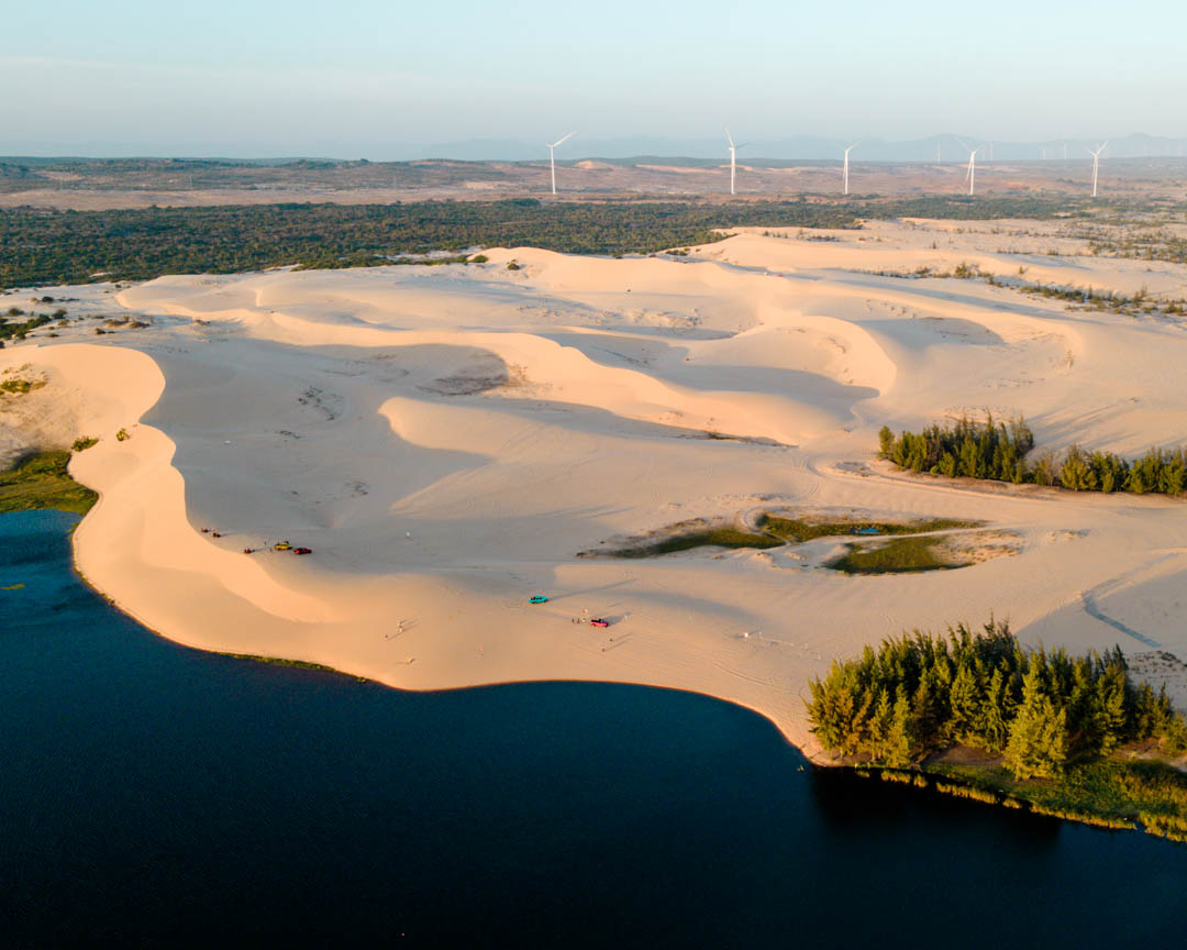 white sand dune verrueckte duene in vietnam