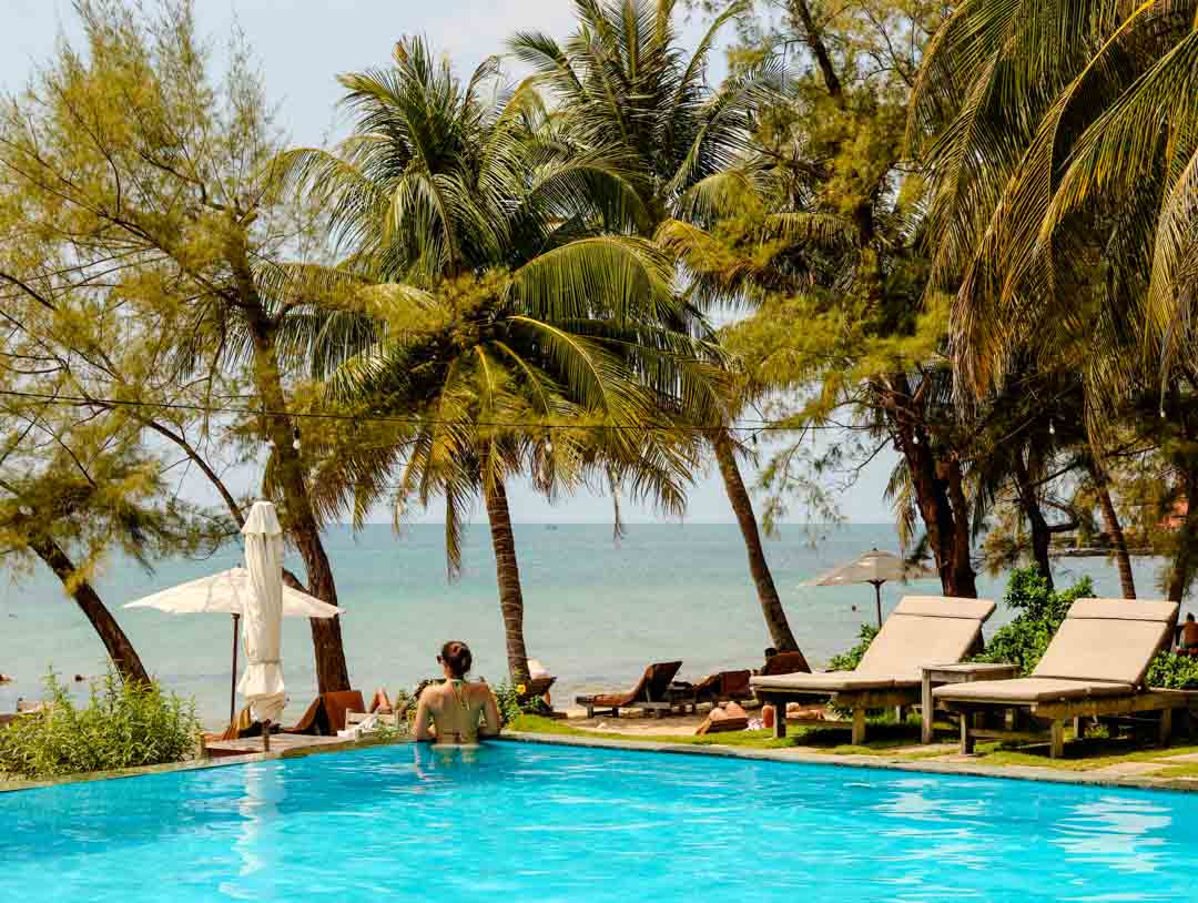 wunderschoenes hotel mit infinity pool auf phu quoc