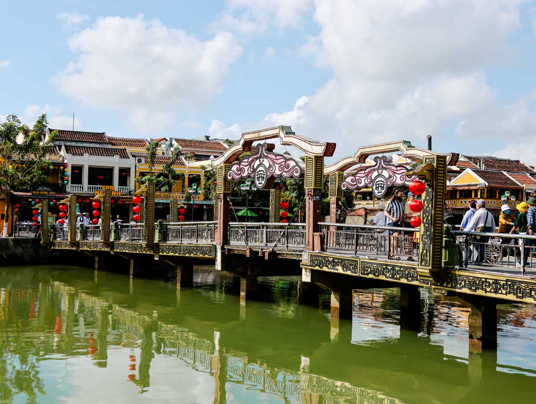zentrale bruecke in der altstadt von hoi an