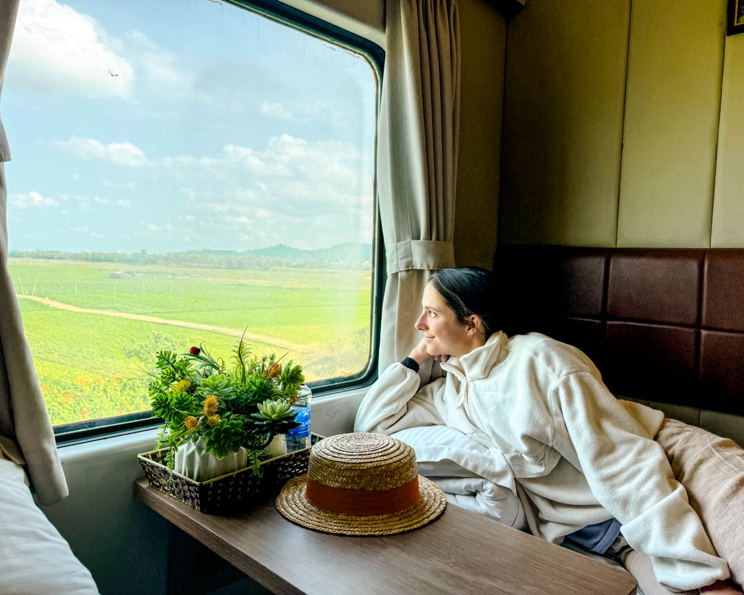 zug fahren in vietnam nina schaut aus dem fenster