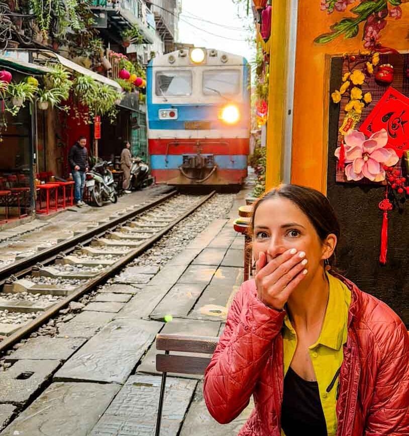 zug kommt in train street hanoi vietnam