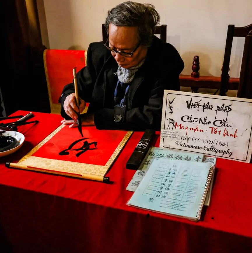 Älterer Mann im Tempel des Jade-Berges in Hanoi