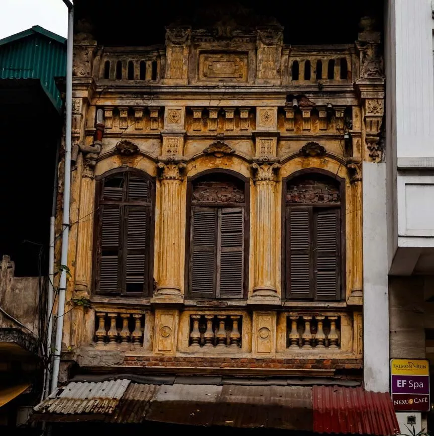 Altes Gebäude mit geschlossenen Fensterläden, Hanoi shop