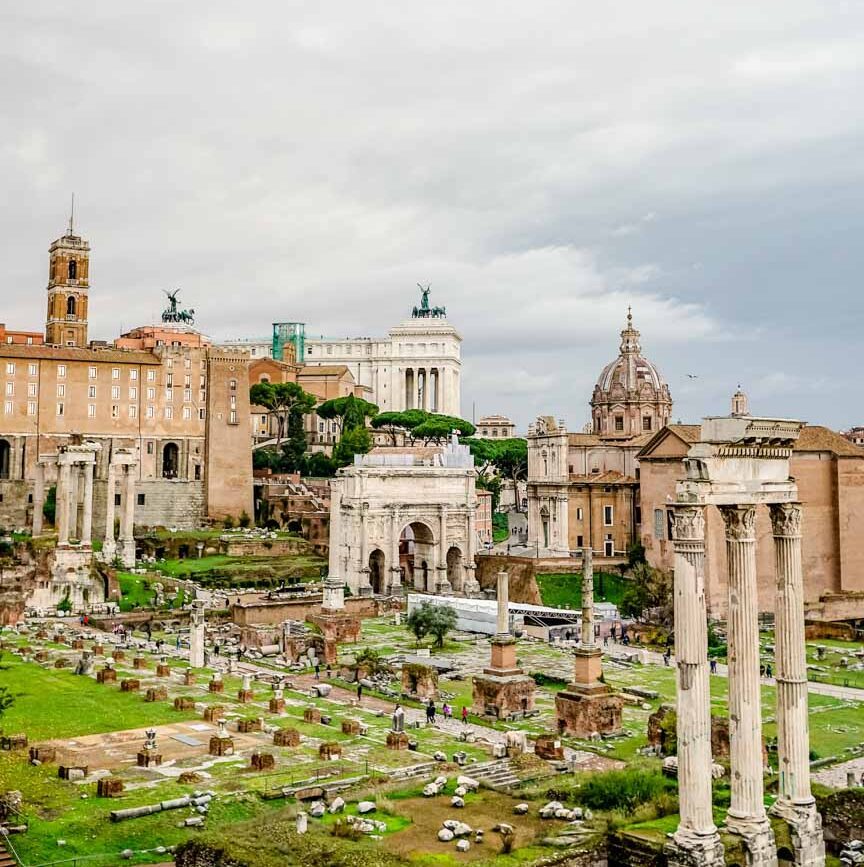 antike ruinen schoene gebaeude kirchenkuppeln in rom