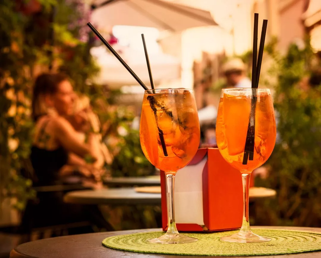 aperol trinken am piazza campo de fiori rom Aperol trinken am Piazza Campo de Fiori, Rom