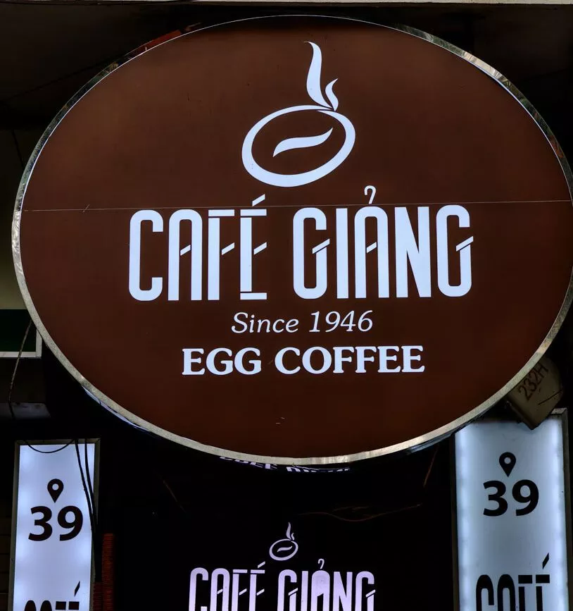 Auf dem Schild steht "Café Giảng, seit 1946, Eierkaffee