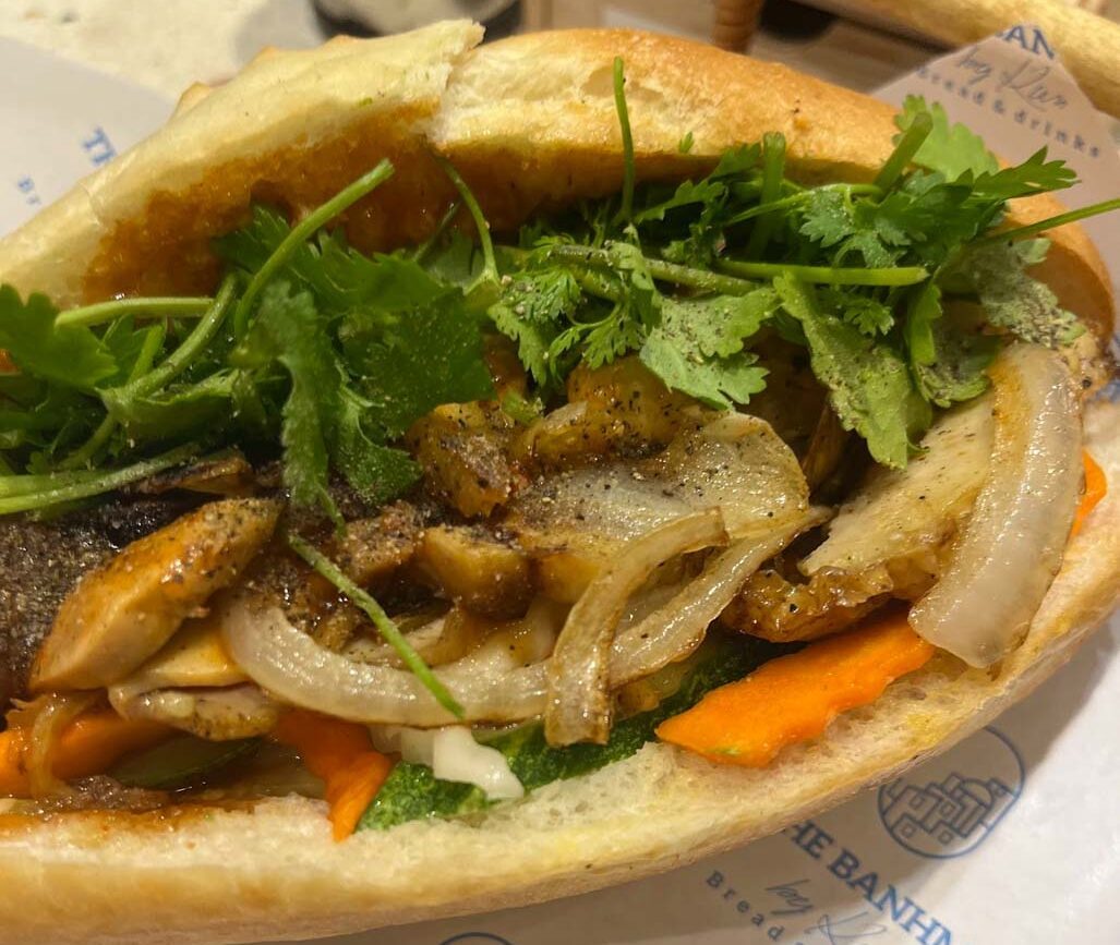 banh mi mit fisch zwiebeln koriander karotten
