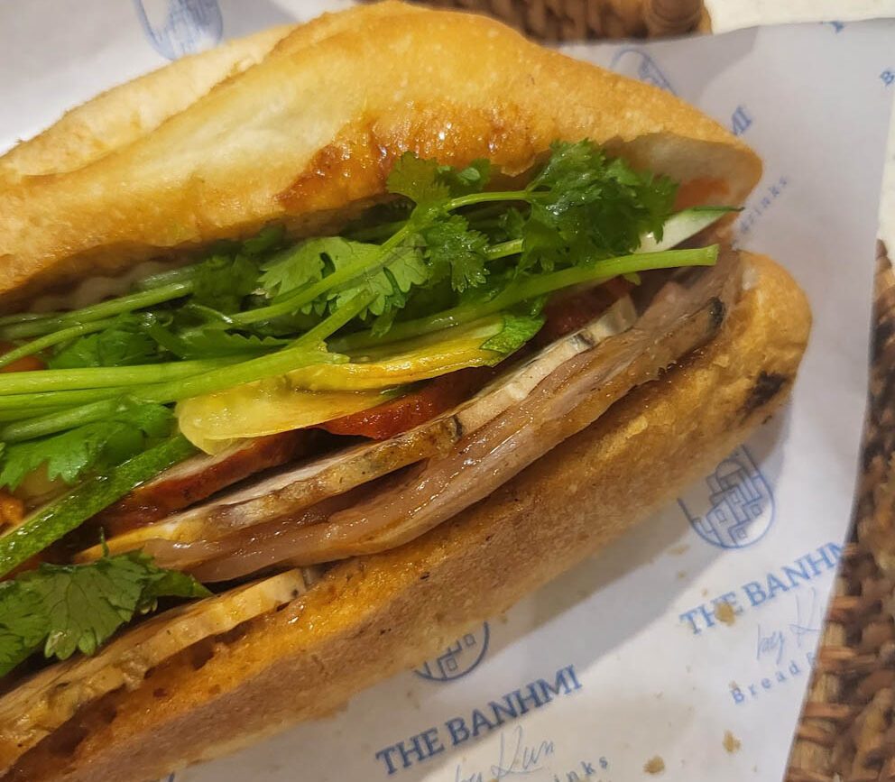 banh mi sandwich mit fleisch koriander und gurken