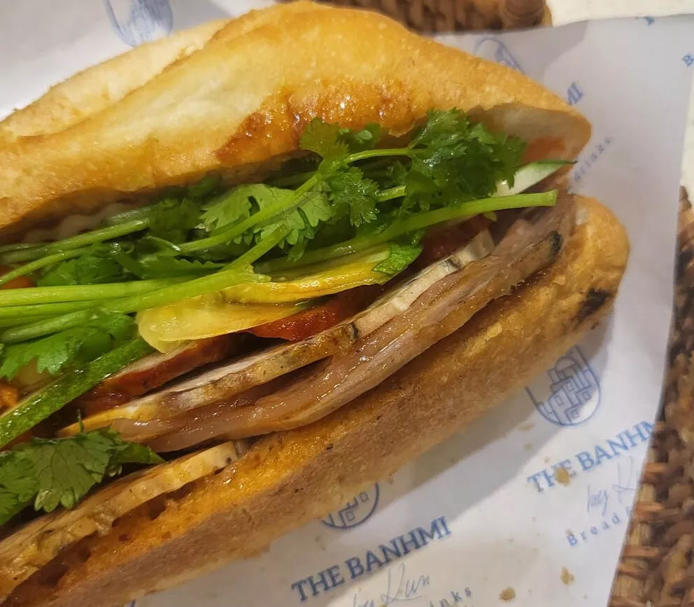 Banh-Mi-Sandwich mit Fleisch, Koriander und Gurken.