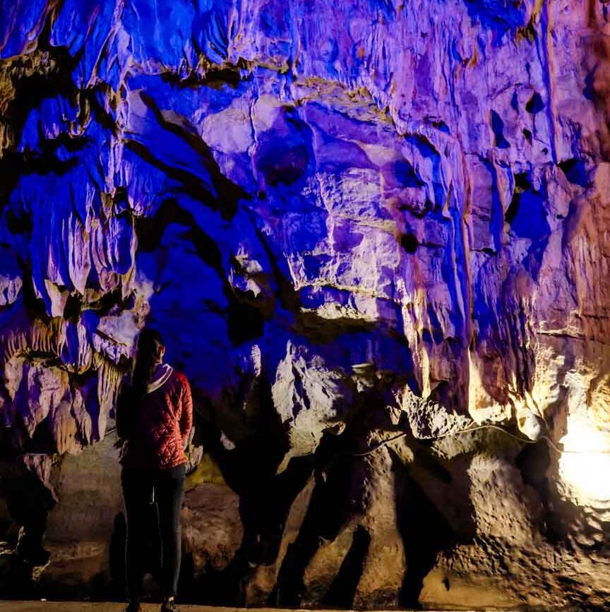 beleuchtete hoehle im thung nham bird valley ninh binh vietnam Beleuchtete Höhle im Thung Nham Bird Valley, Ninh Binh Vietnam