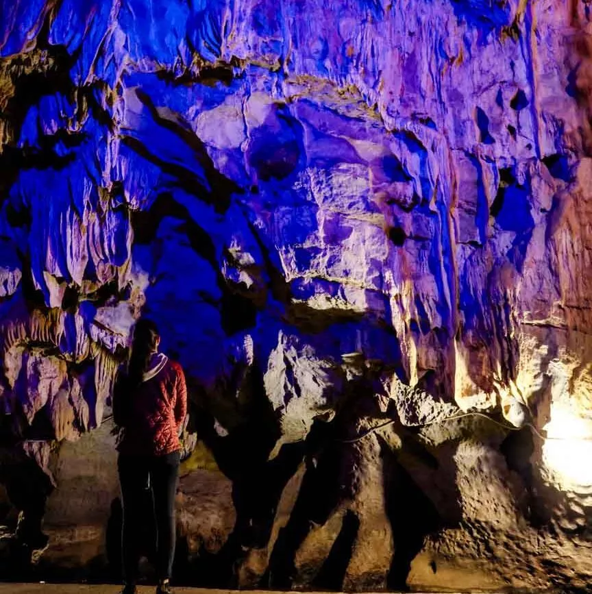 beleuchtete hoehle im thung nham bird valley ninh binh vietnam beleuchtete hoehle im thung nham bird valley ninh binh vietnam