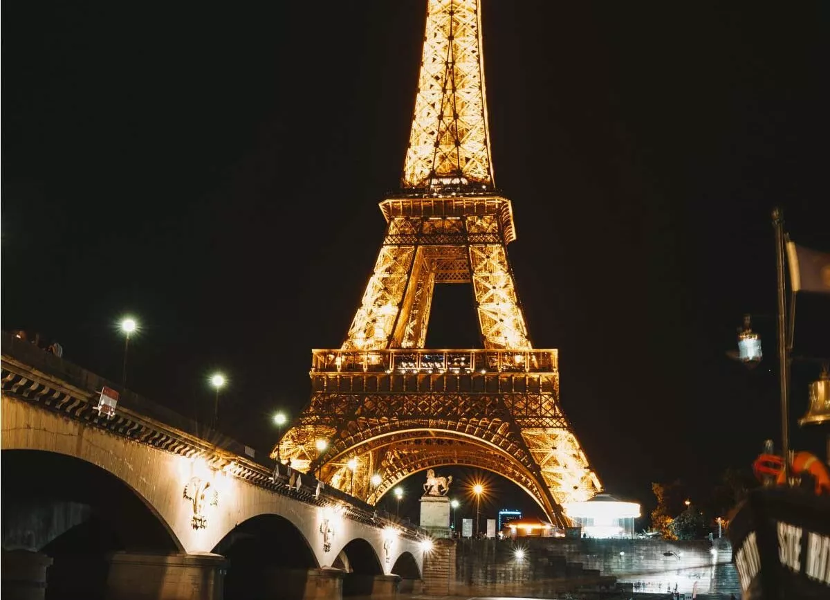 beleuchteter eiffelturm