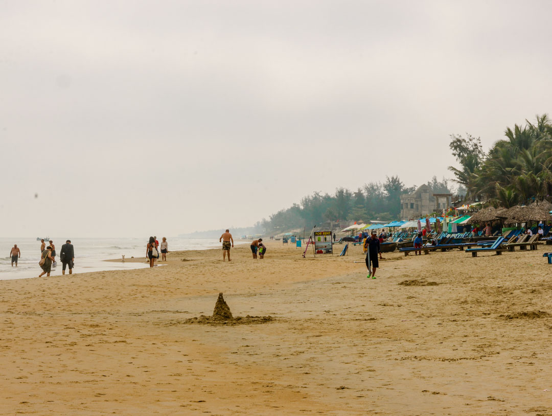 bewoelkter strand in hoi an vietnam