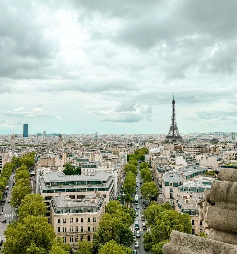 blick auf paris eiffelturm strassen gebaeude