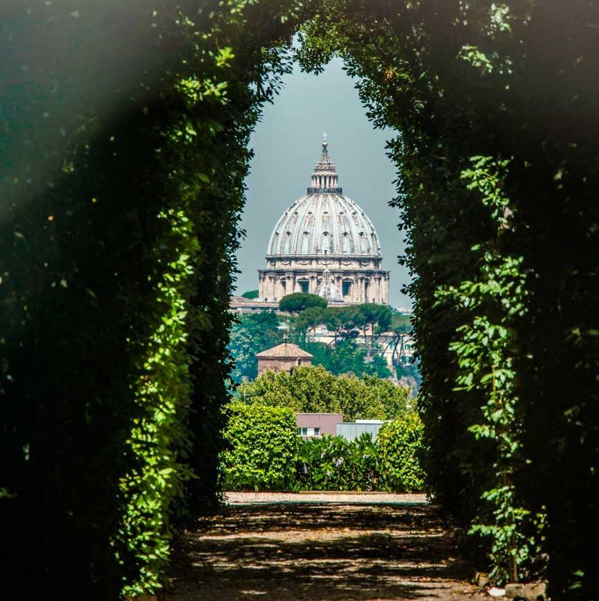 blick durch das schluesselloch auf dem huegel aventin