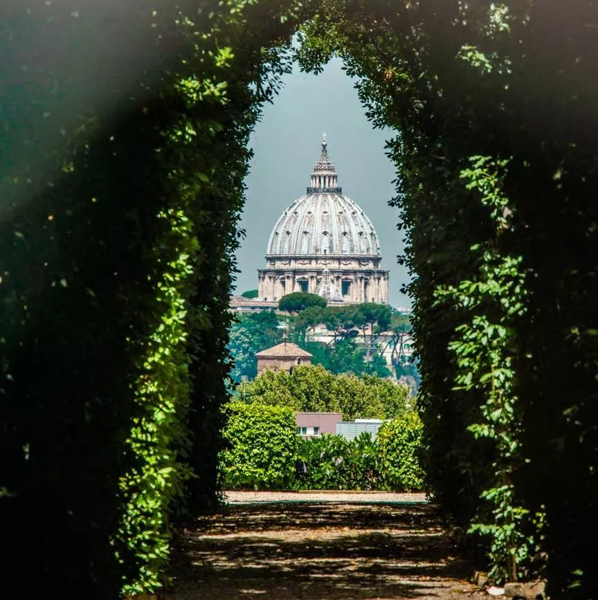blick durch das schluesselloch auf dem huegel aventin