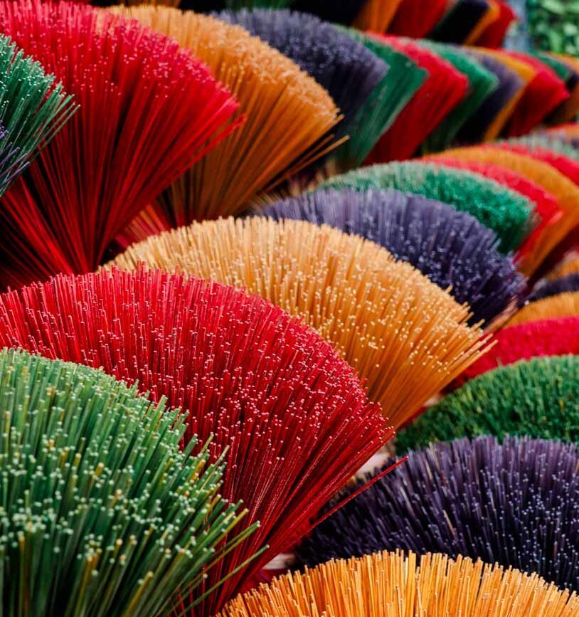 buendel von raeucherstaebchen spiegeln den geist von hanoi wider