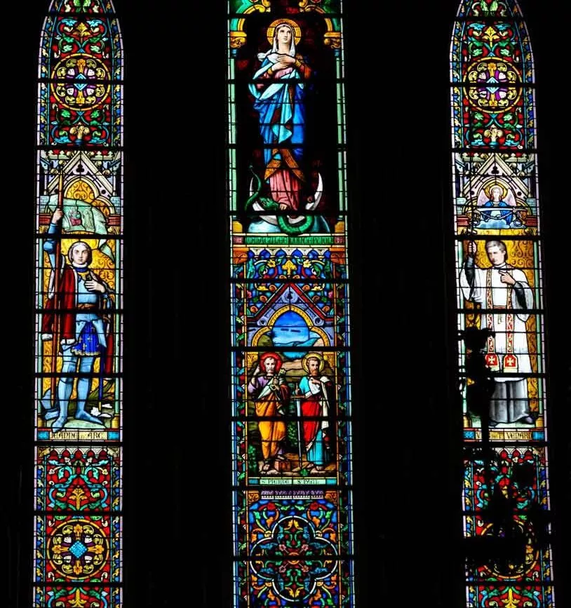 Buntglasfenster in der St. Joseph’s Cathedral , Hanoi, Vietnam