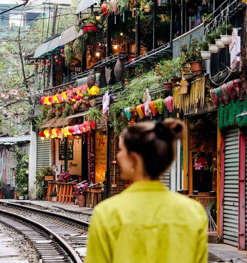 cafes in der train street in hanois altstadt