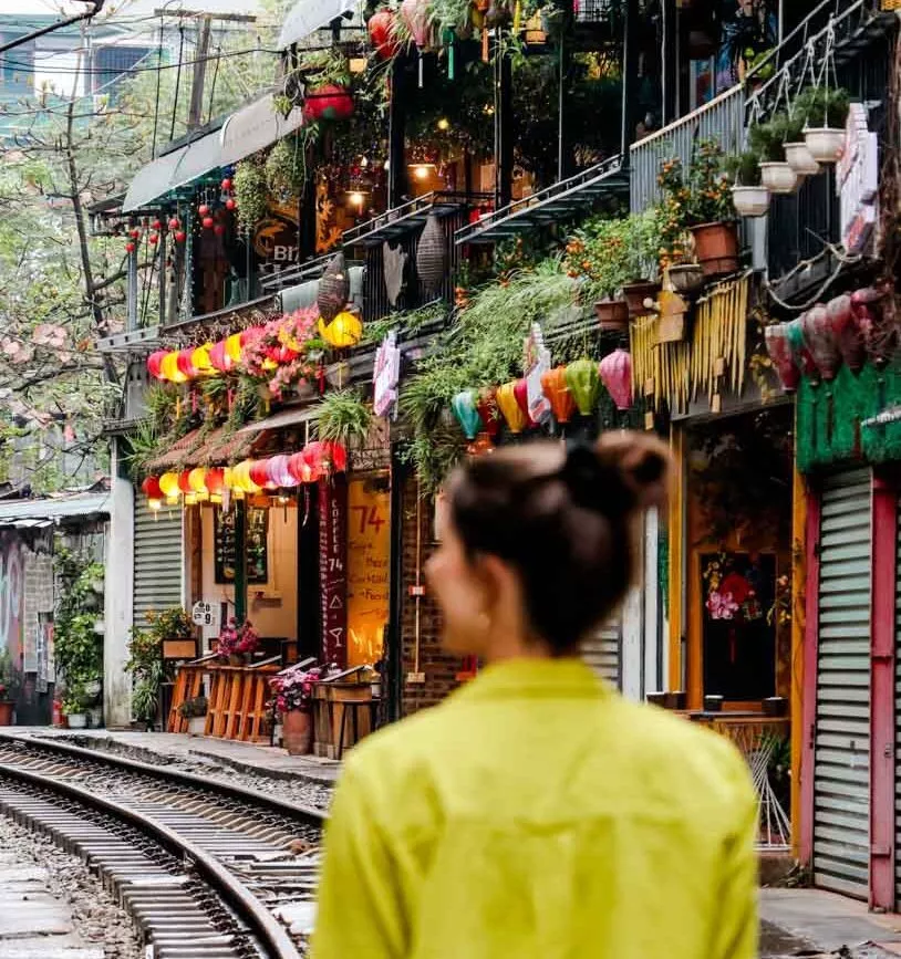 Cafés in der Train Street in Hanois Altstadt