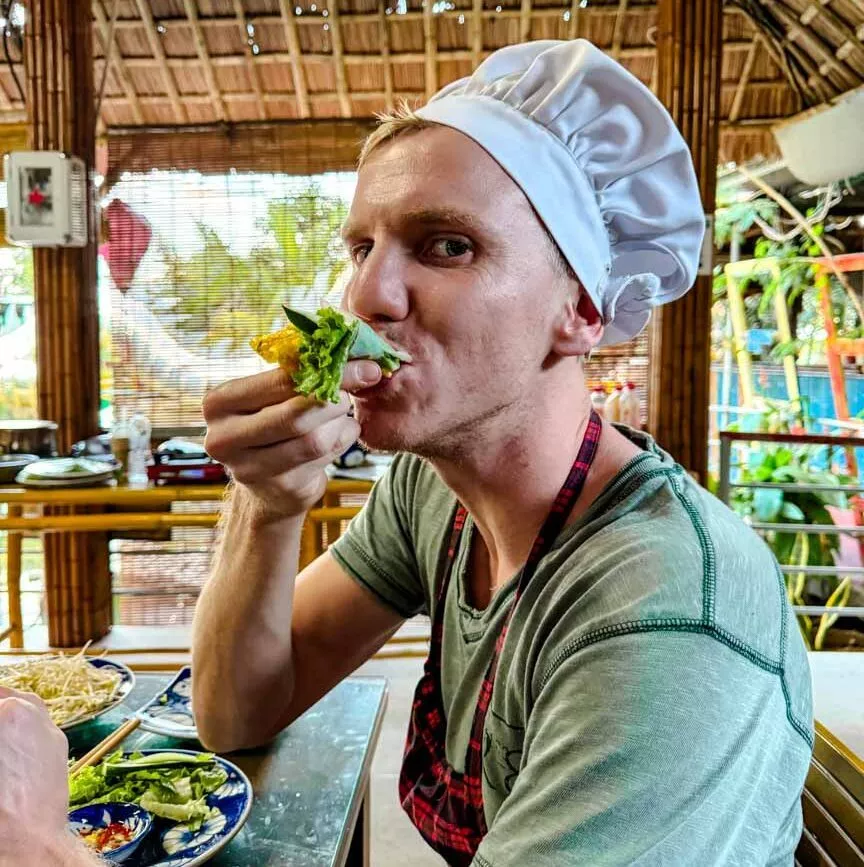 chefkoch im restaurant hoi an geniesst das essen
