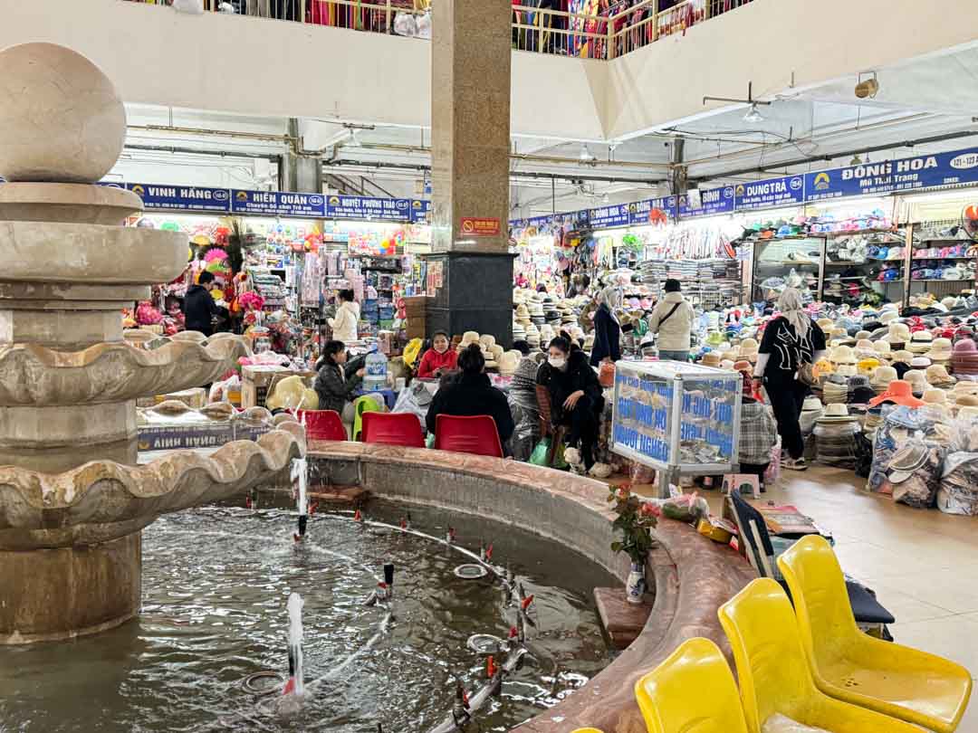 dong xuan market in hanoi