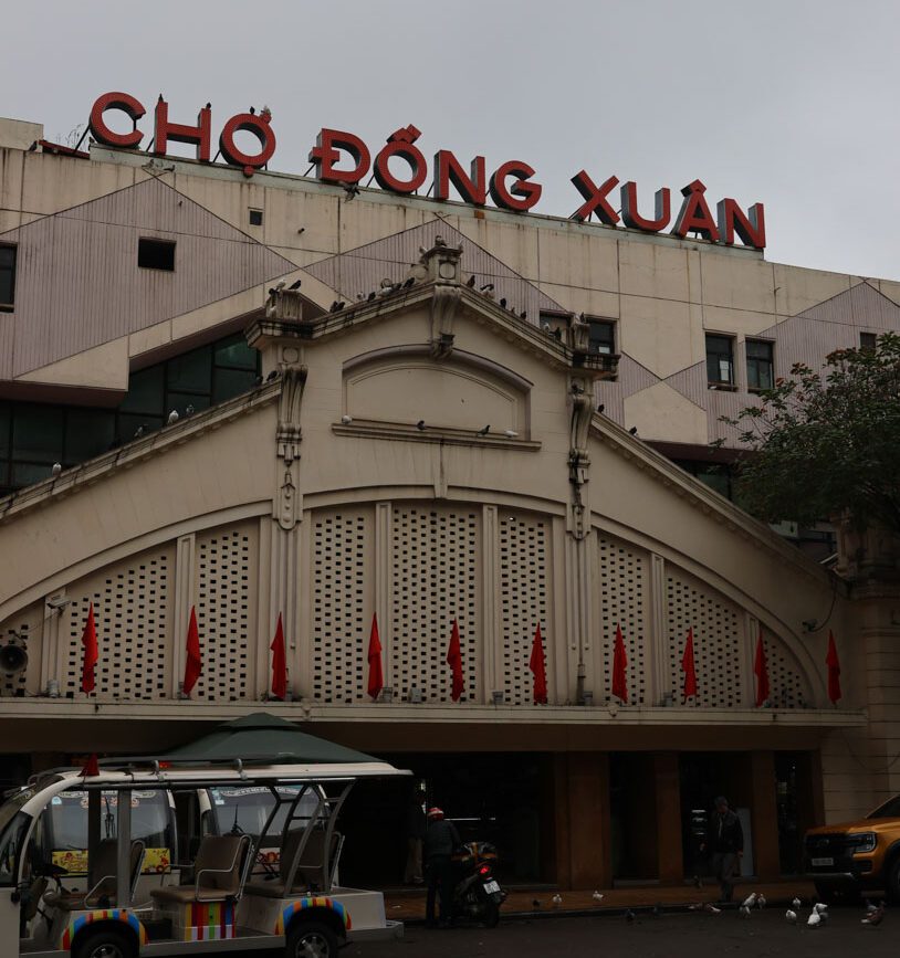 dong xuan markt in hanoi mit einem strassenhaendler